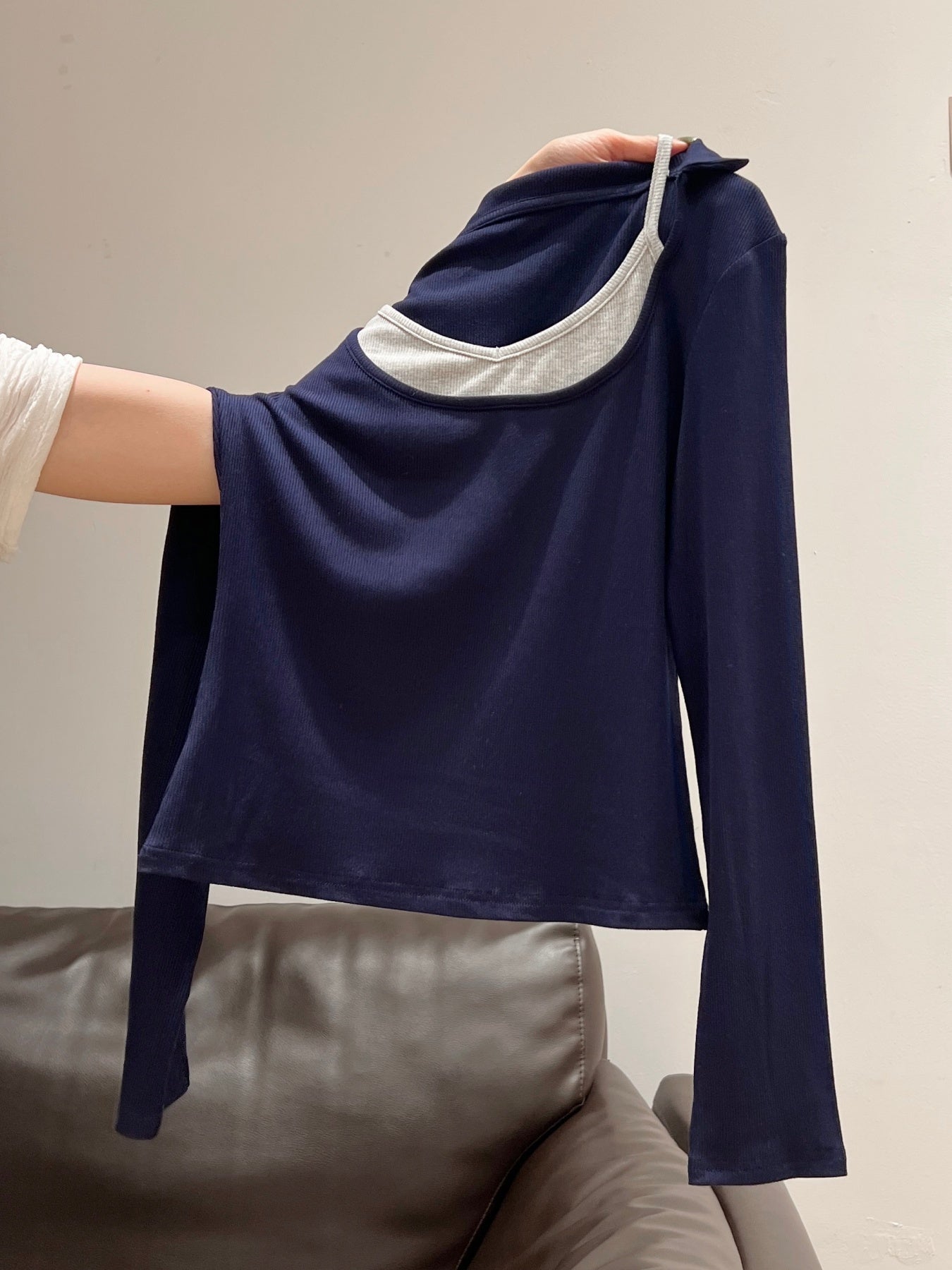 Women'S Elegant Two-Tone Long Sleeve T-Shirt - Navy Blue & White Contrast Collar Design