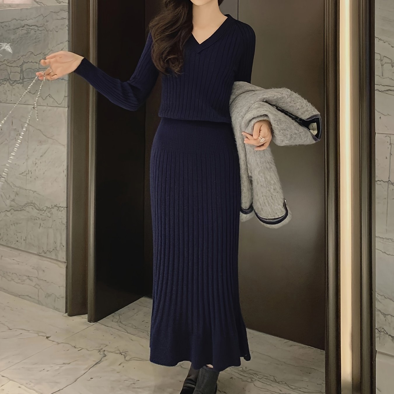 Meiyang Spotlight Knitted Dress, a Red Carpet Goddess V-Neck Fitted Mermaid Gown.