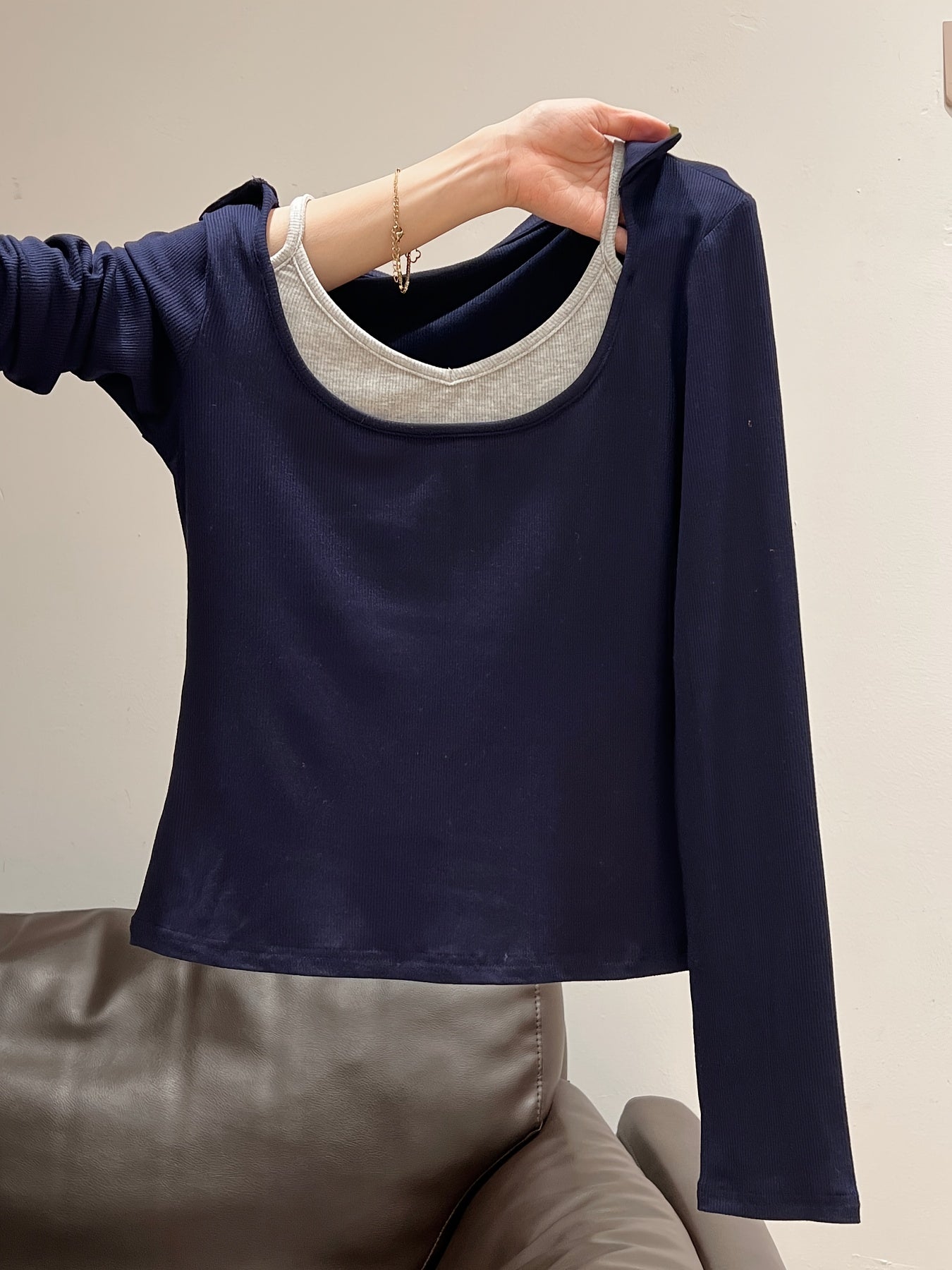 Women'S Elegant Two-Tone Long Sleeve T-Shirt - Navy Blue & White Contrast Collar Design