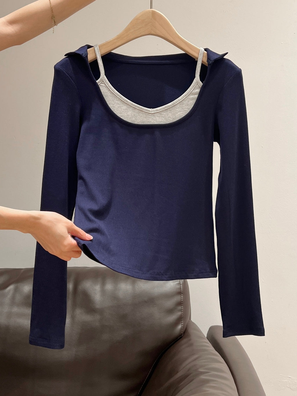 Women'S Elegant Two-Tone Long Sleeve T-Shirt - Navy Blue & White Contrast Collar Design