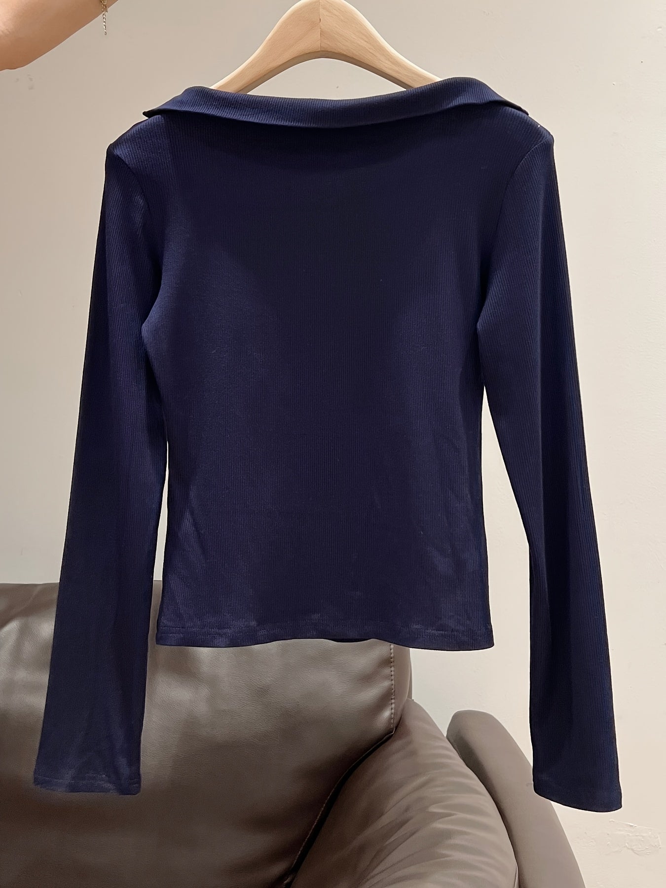Women'S Elegant Two-Tone Long Sleeve T-Shirt - Navy Blue & White Contrast Collar Design