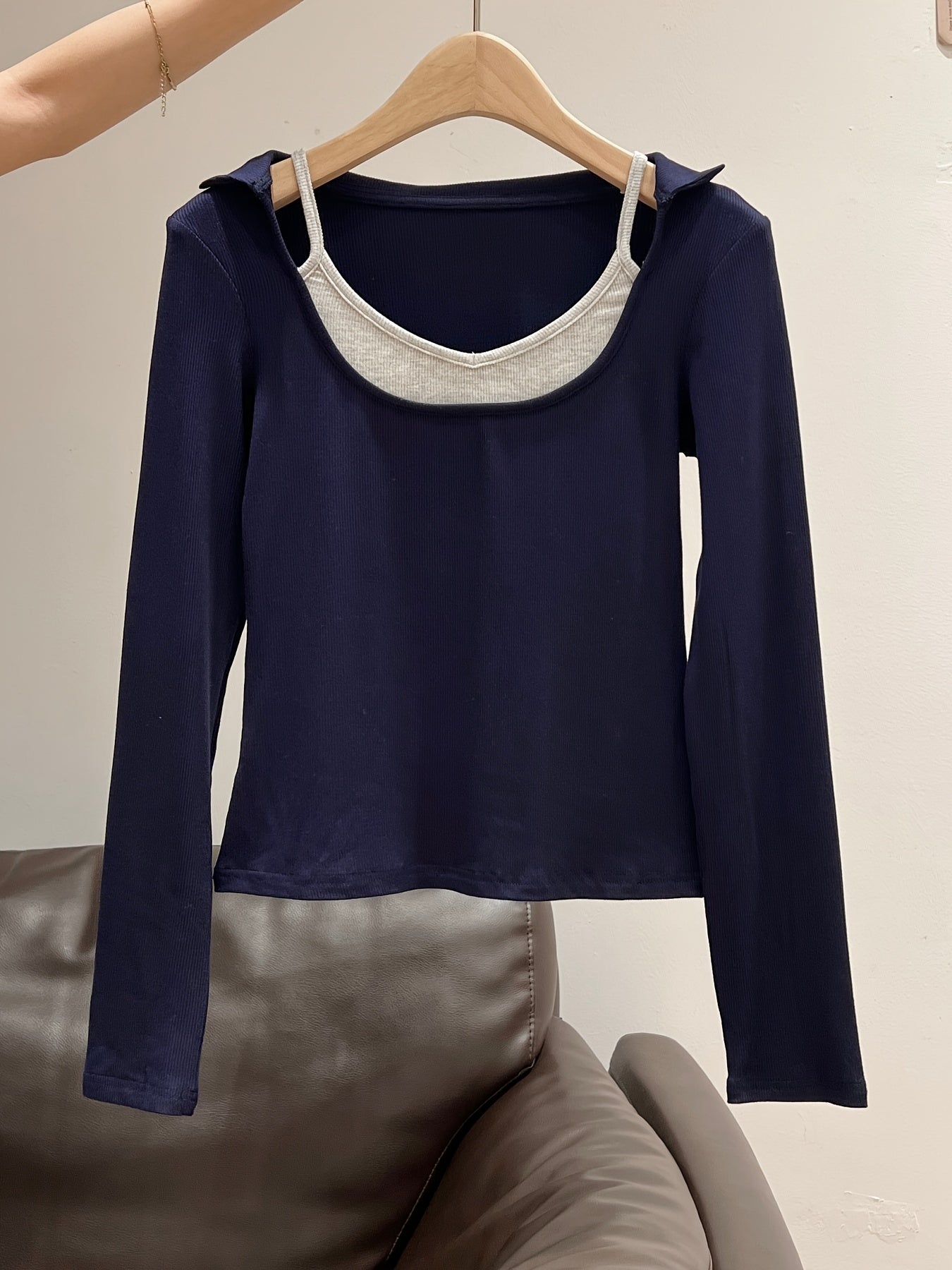 Women'S Elegant Two-Tone Long Sleeve T-Shirt - Navy Blue & White Contrast Collar Design